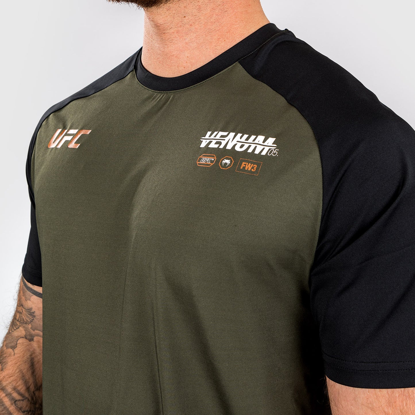 UFC Adrenaline by Venum Fight Week メンズ・ドライテックTシャツ - カーキ／ブロンズ