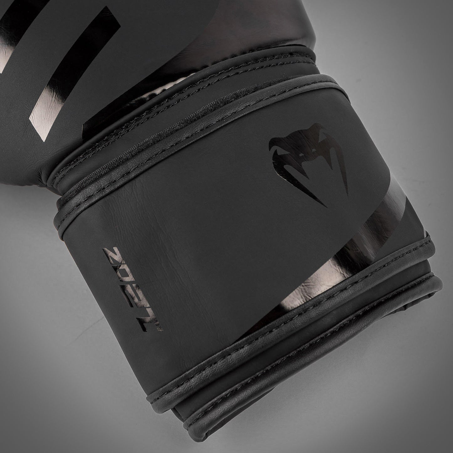 Venum Challenger 3.0 Shockwave ボクシンググローブ – ブラック