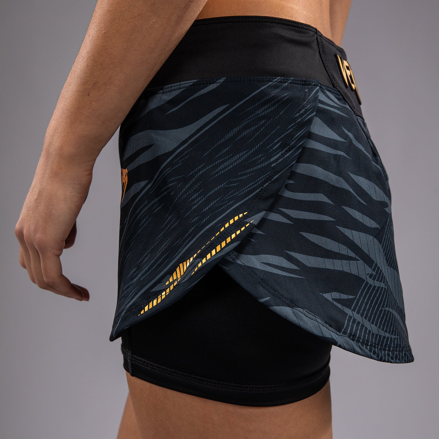 UFC Fusion by Venum Authentic Fight Night ショートスカート（女性用） - チャンピオン