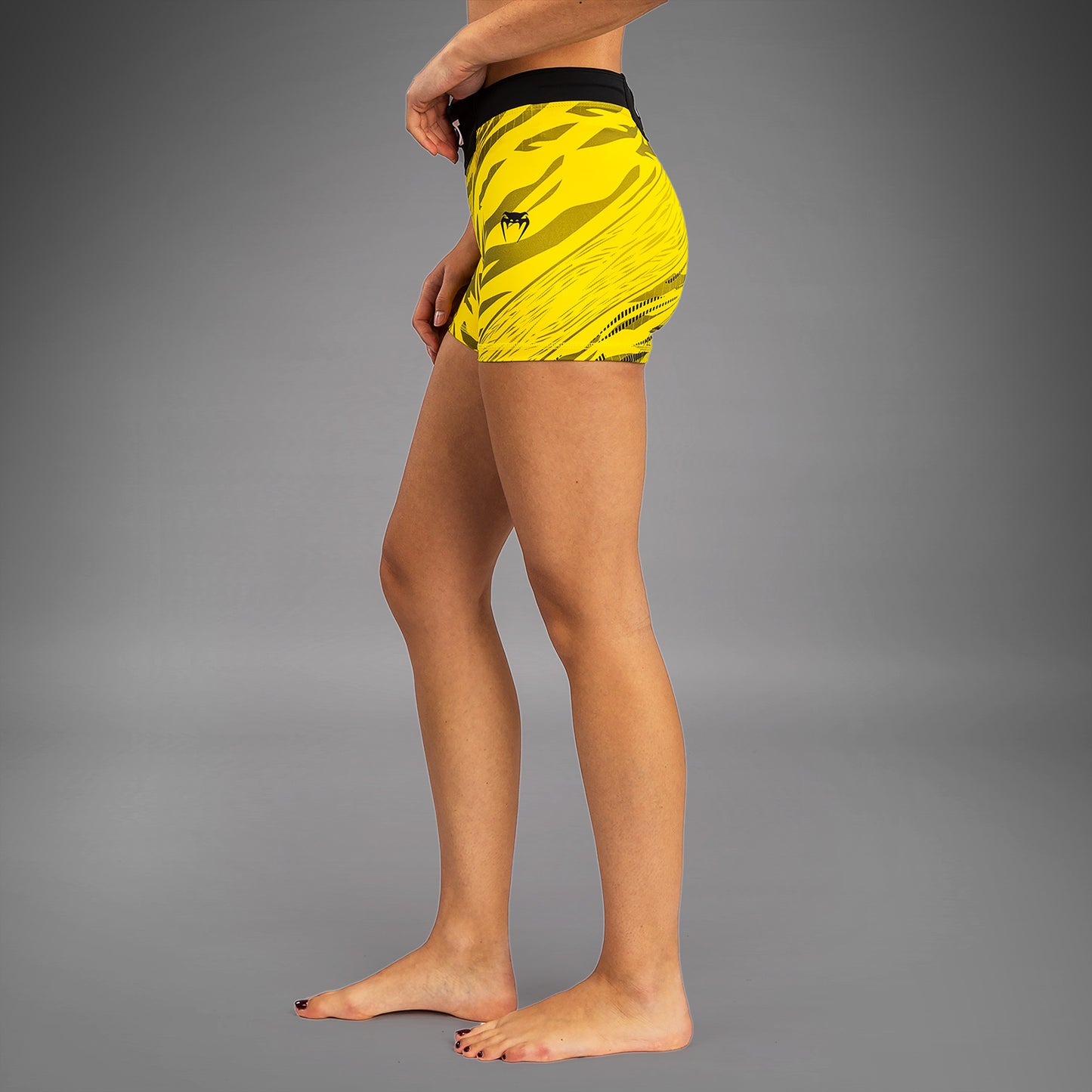 UFC Fusion by Venum Authentic Fight Night ヴァレトゥードショーツ（女性用、フィットコルト） - イエロー