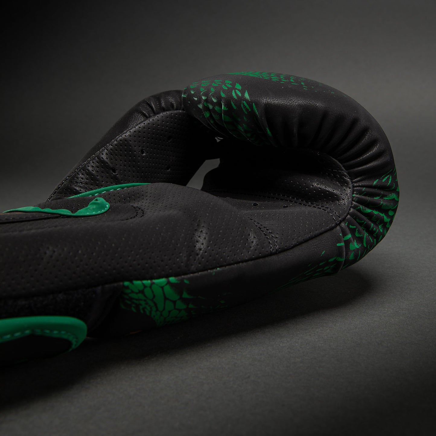 Venum Matupa ボクシンググローブ - ブラック/グリーン/ゴールド