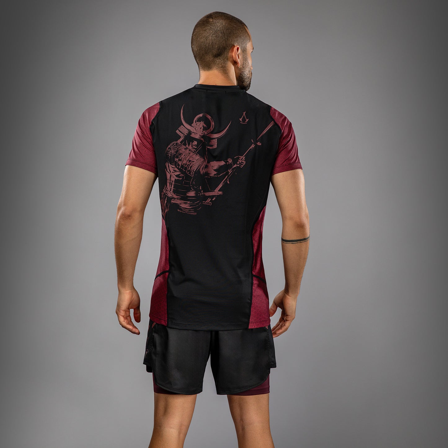 Venum x Assassin’s Creed Shadows メンズ ドライテック Tシャツ - バーガンディ/ブラック