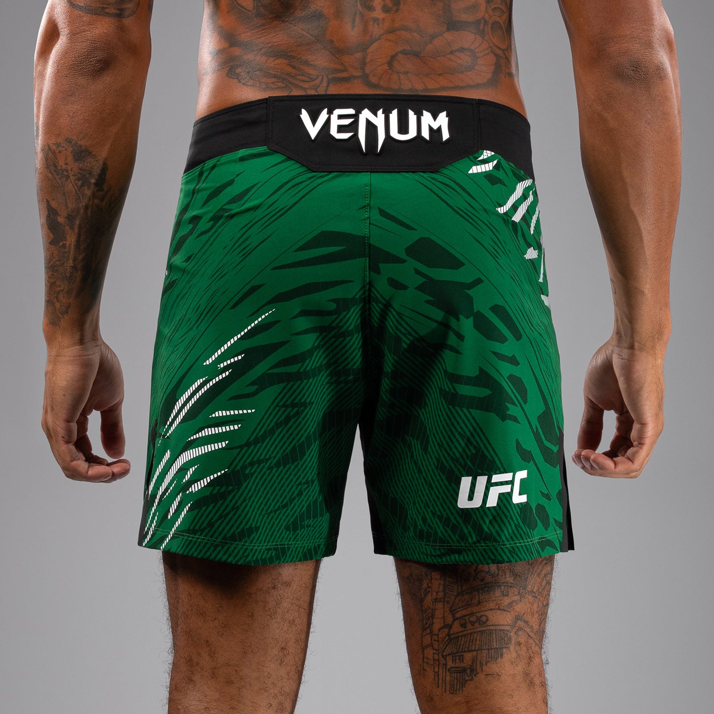 UFC Fusion by Venum Authentic Fight Night レスリングショーツ（男性用、フィットコルト） - グリーン
