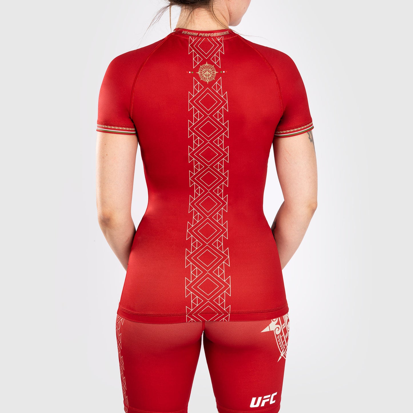 Noche UFC by Venum Authentic Fight Night 女性用パフォーマンス半袖ラッシュガード - レッド