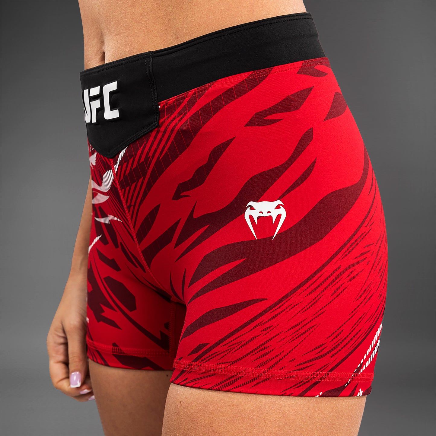 UFC Fusion by Venum Authentic Fight Night ヴァレトゥードショーツ（女性用、フィットコルト） - レッド