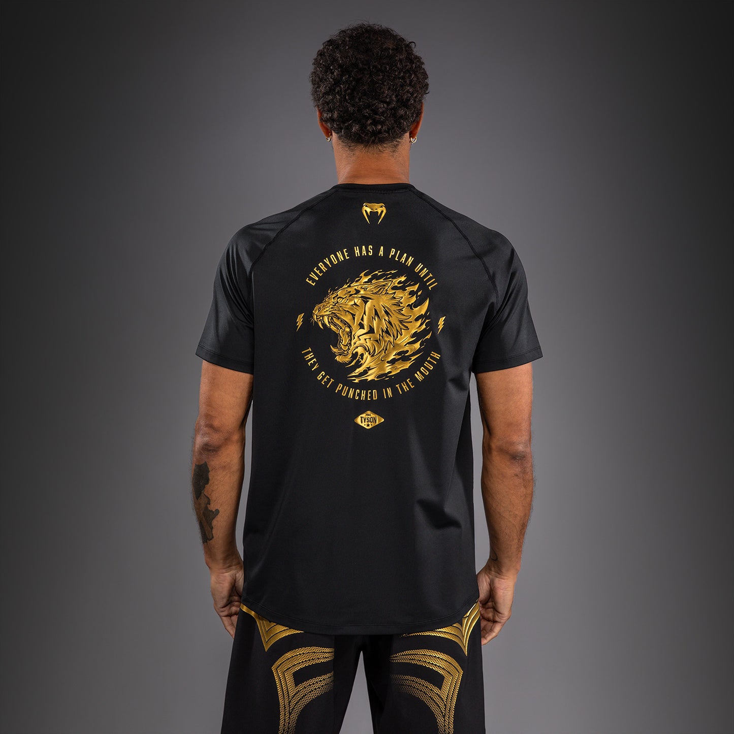 Venum x Mike Tyson Tiger ドライテックTシャツ - ブラック/ゴールド