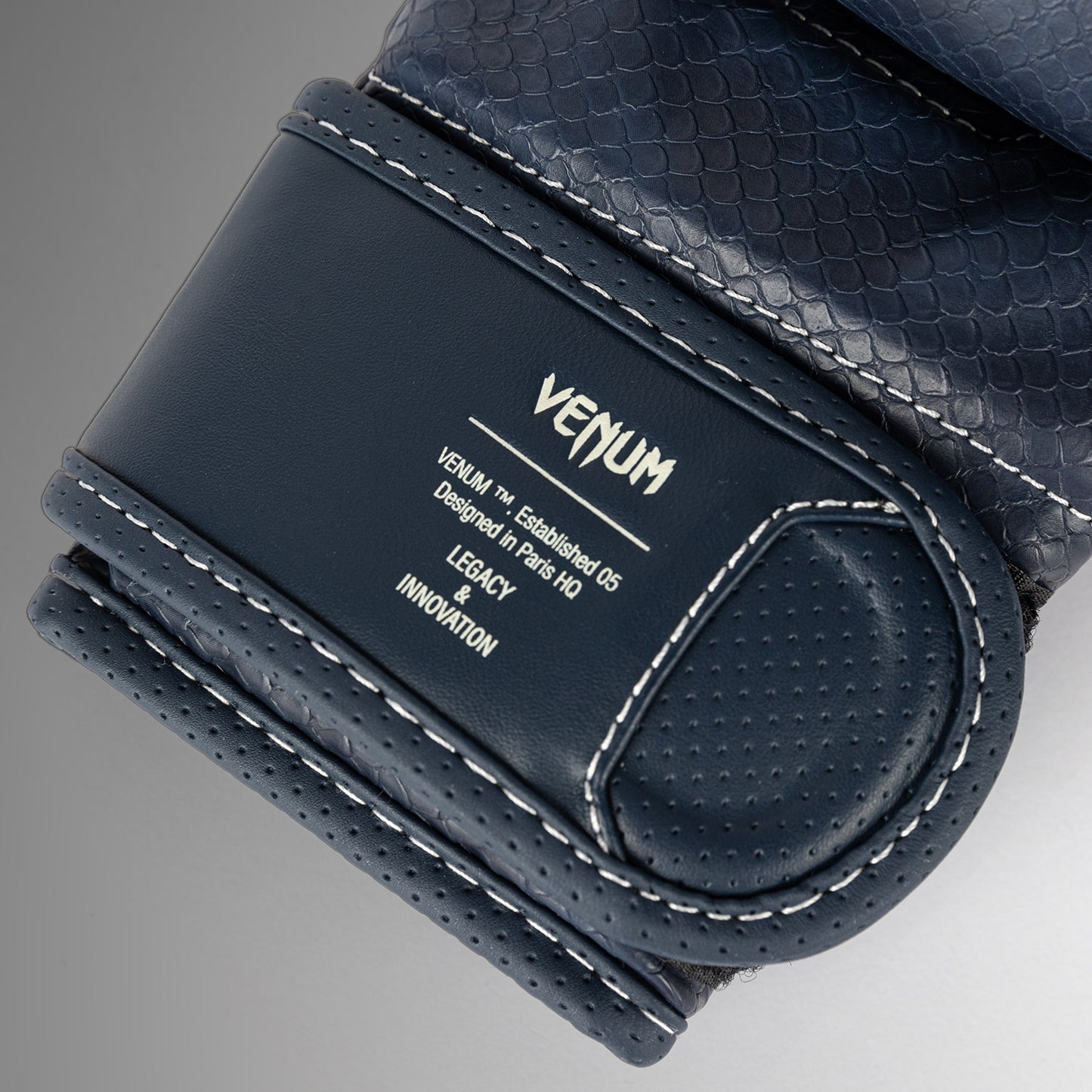 Venum Impact Evo Scales MMAスパーリンググローブ – ミッドナイトブルー