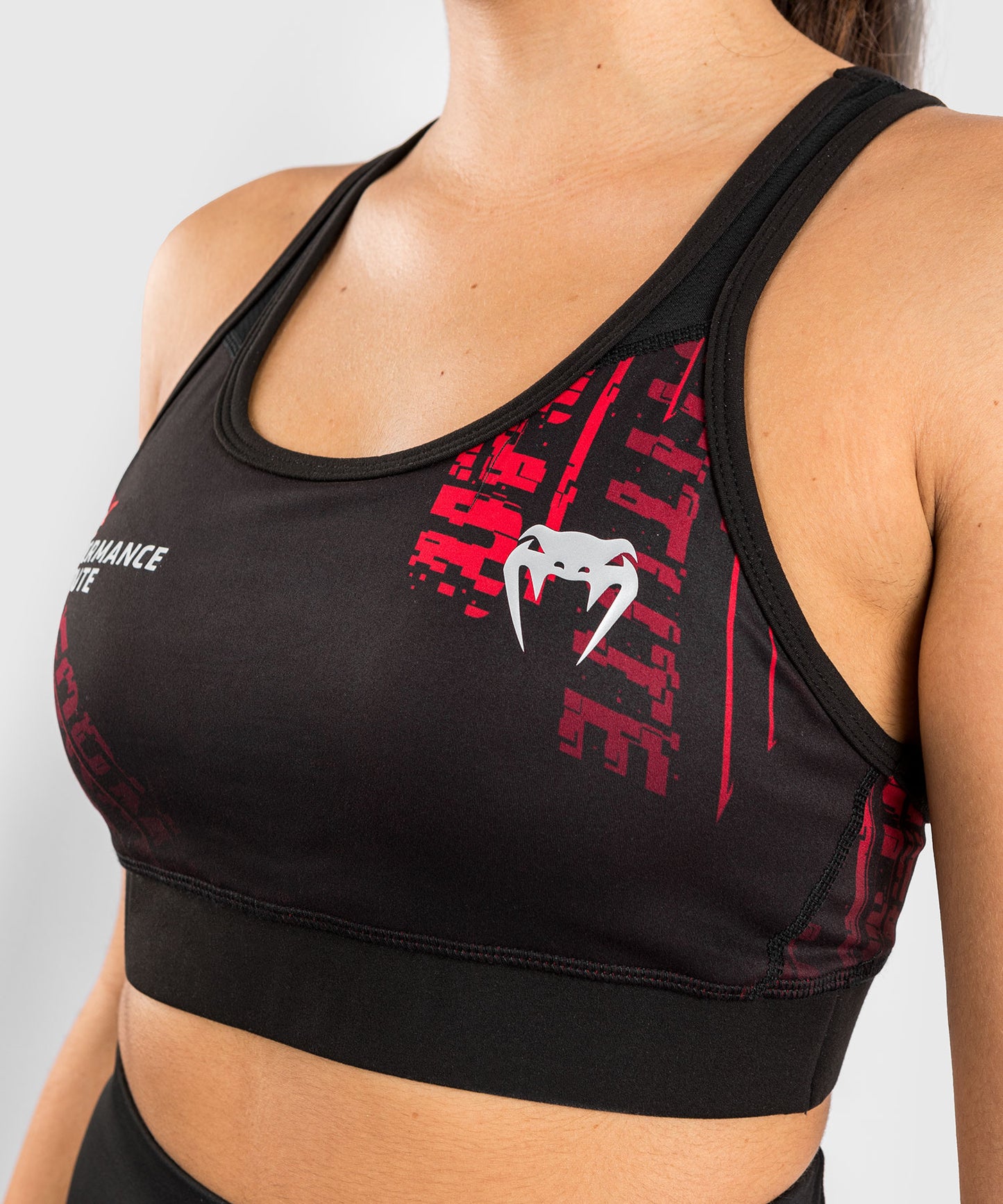 UFC Performance Institute 2.0 女性用スポーツブラ - ブラック／レッド