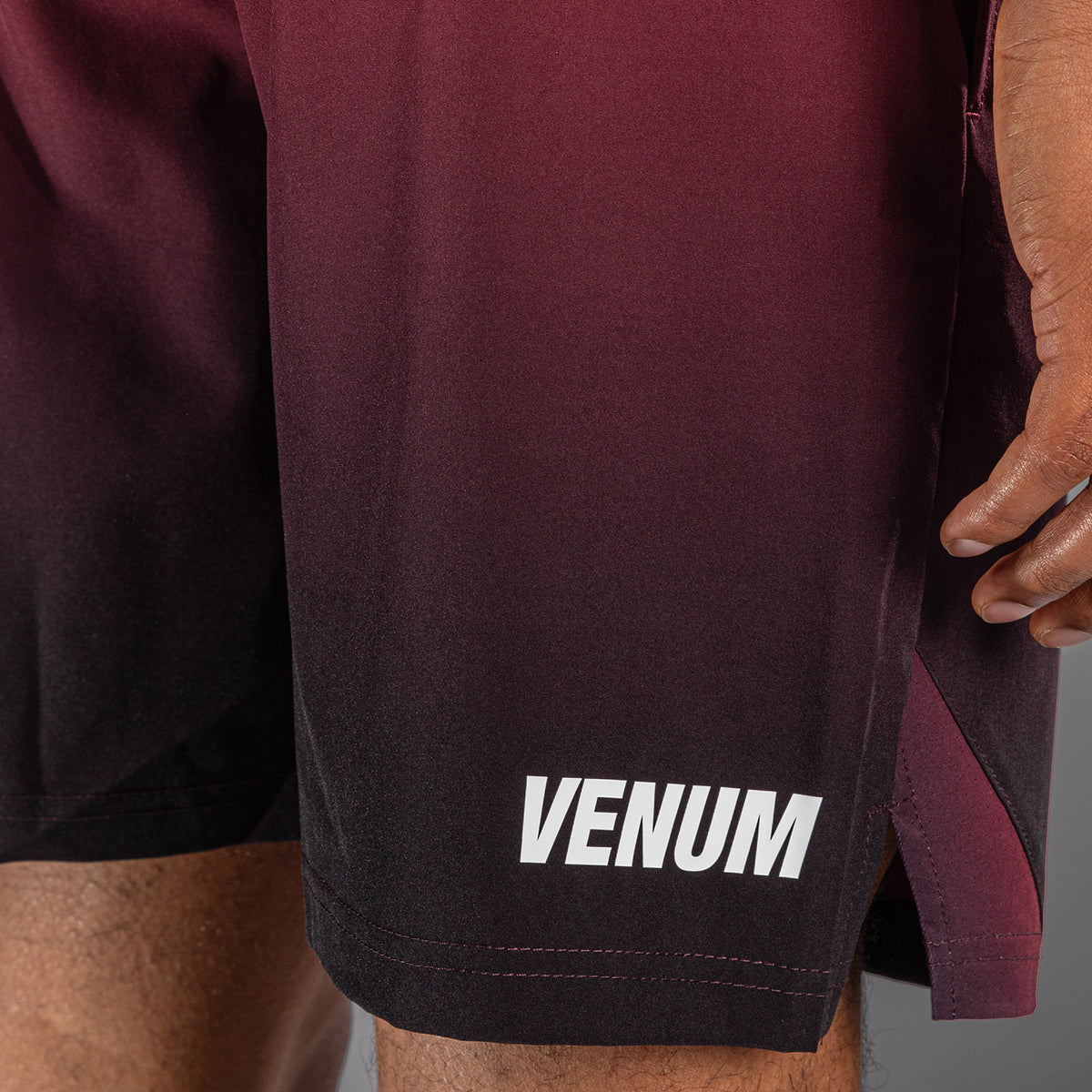 Venum Giant Shift トレーニングショーツ - ブラック/レッド