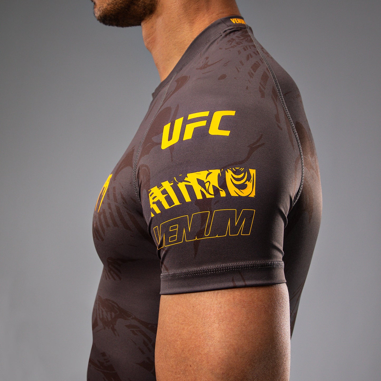 UFC Fusion by Venum Fight Week ショートスリーブラッシュガード（男性用） - アーセンブラウン