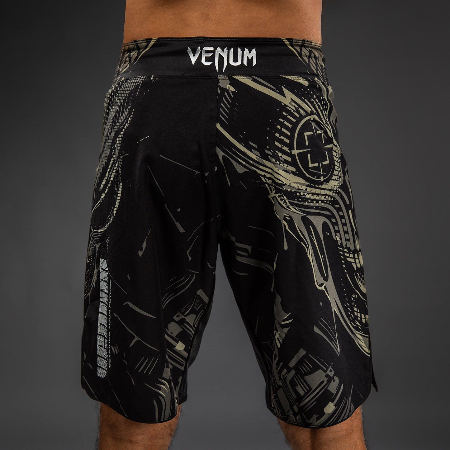 Venum Invader ファイトショーツ - ブラック/サンド