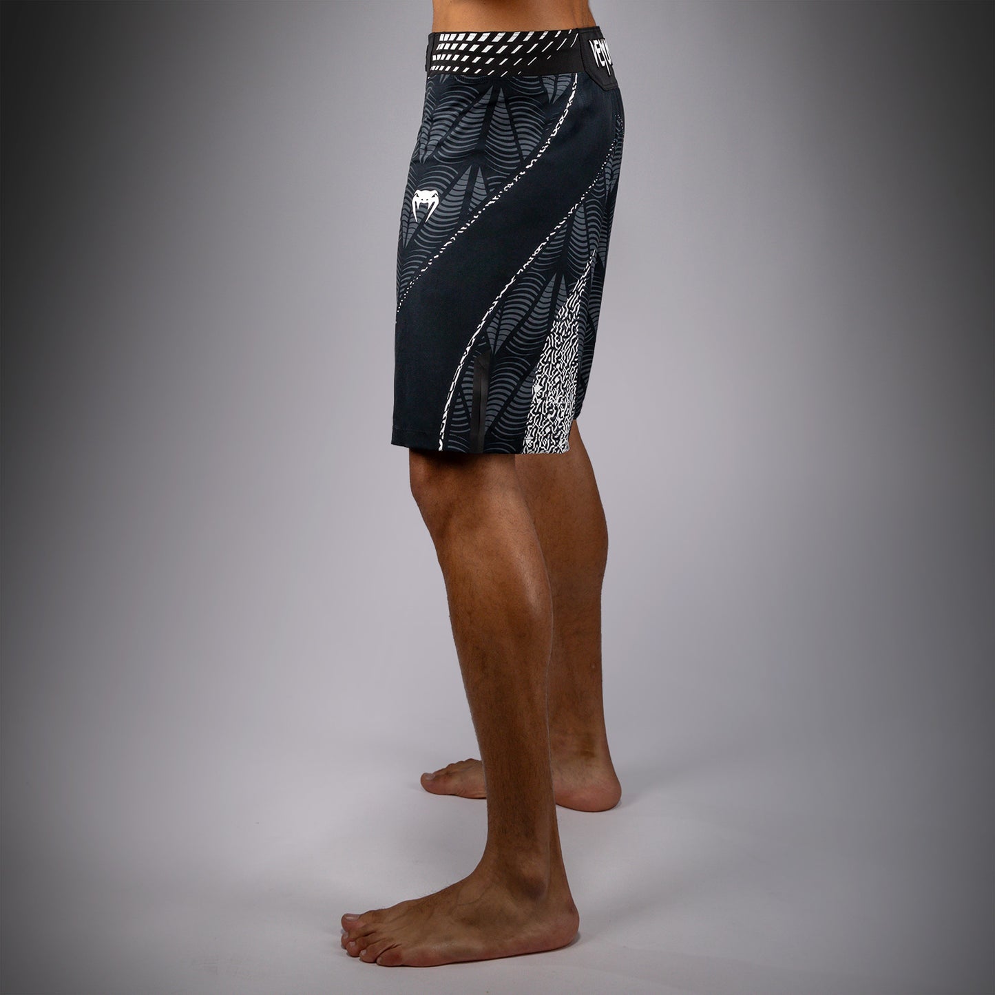 UFC Zenith by Venum Authentic Fight Night ロングフィットファイトショーツ メンズ - ブラック