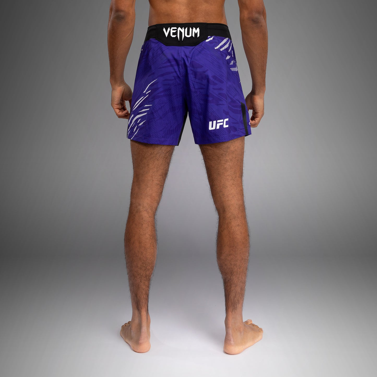 UFC Fusion by Venum Authentic Fight Night レスリングショーツ（男性用、フィットコルト） - パープル