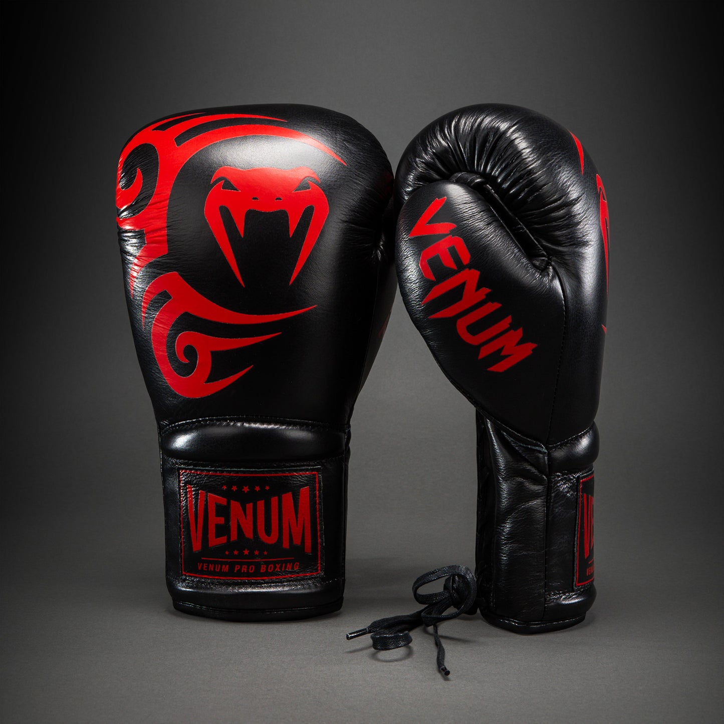 Venum Giant 2.0 Mike Tyson Pro ボクシンググローブ レース付き – ブラック/レッド
