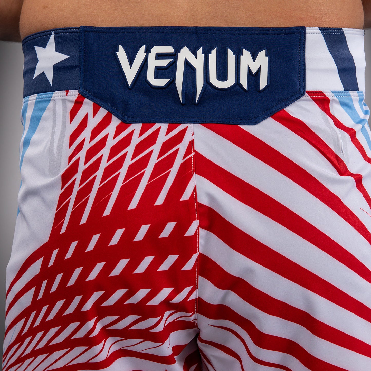 UFC Freedom 250 by Venum メンズ Custom Authentic Fight Night ファイトショーツ ショートフィット - ホワイト