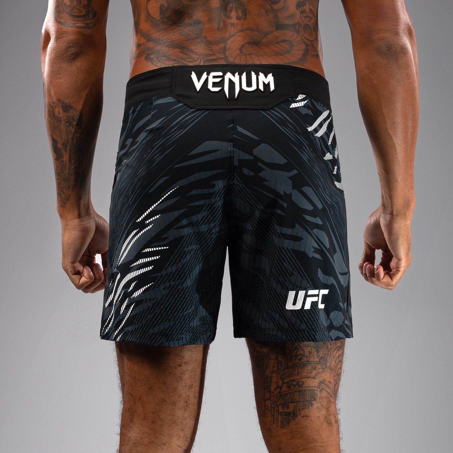 UFC Fusion by Venum Authentic Fight Night レスリングショーツ（男性用、フィットコルト） - ブラック