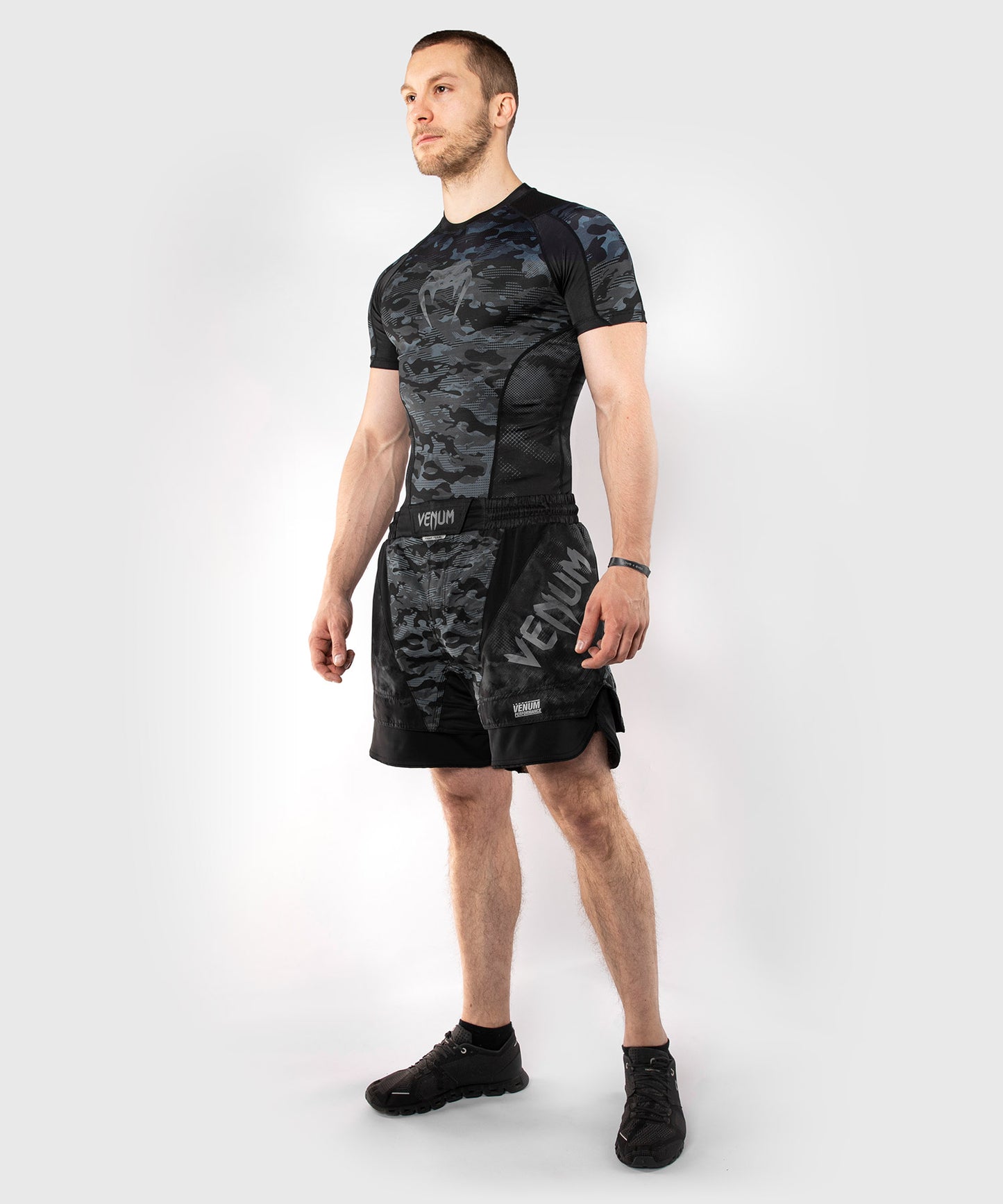 Venum Defender ファイトショーツ - ダーク・カモ