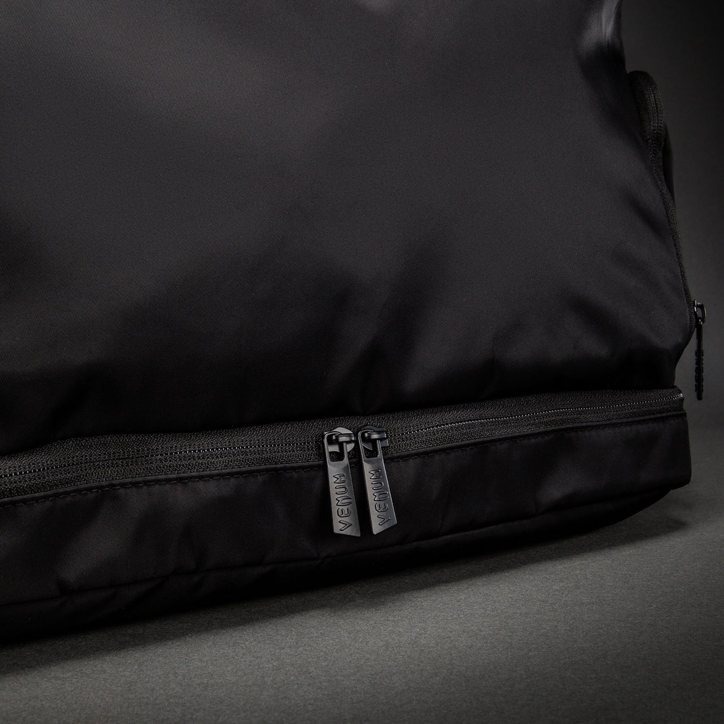 Venum Essential スポーツバッグ - ブラック