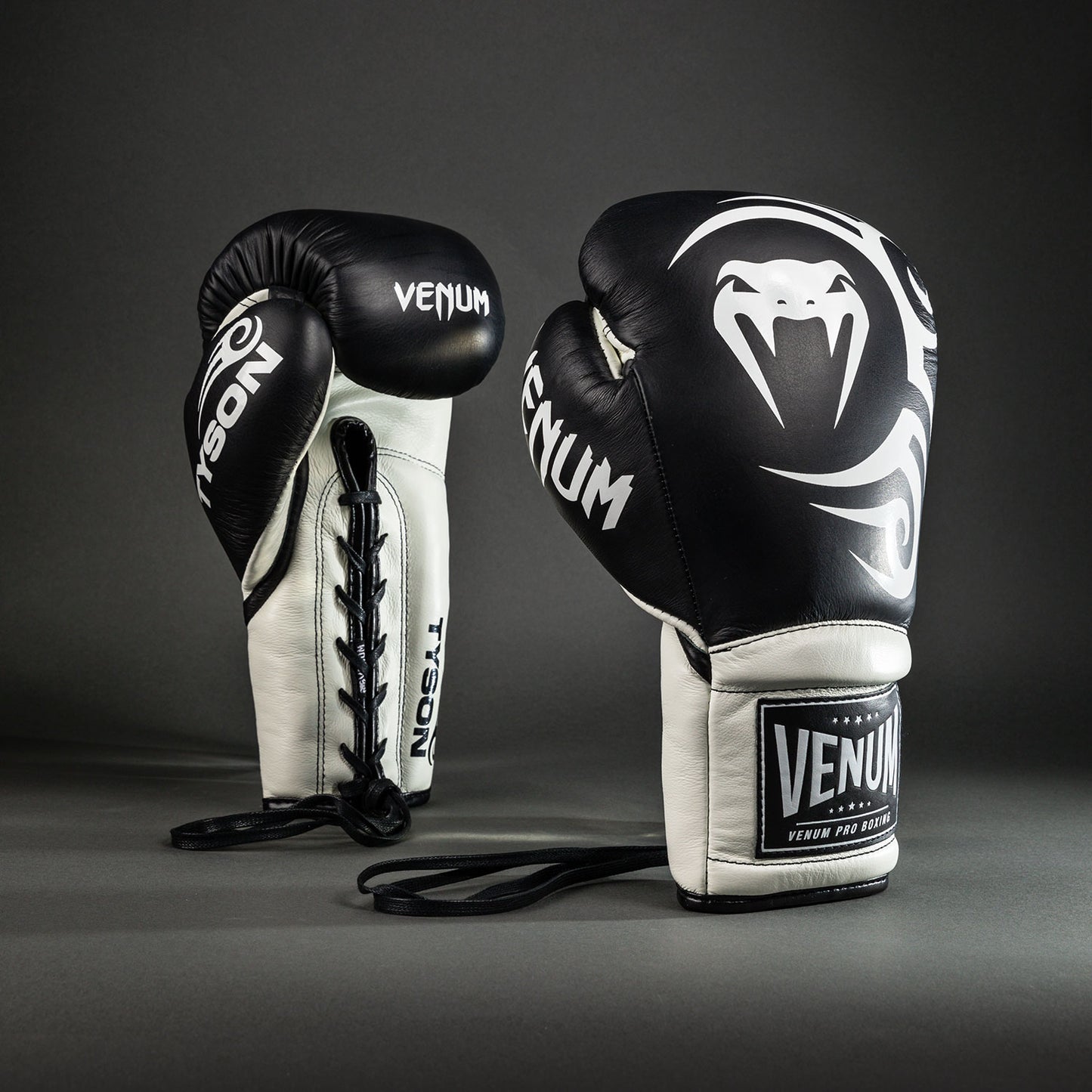 Venum Giant 2.0 Mike Tyson Pro ボクシンググローブ レース付き - ディープブラック/オプティカルホワイト