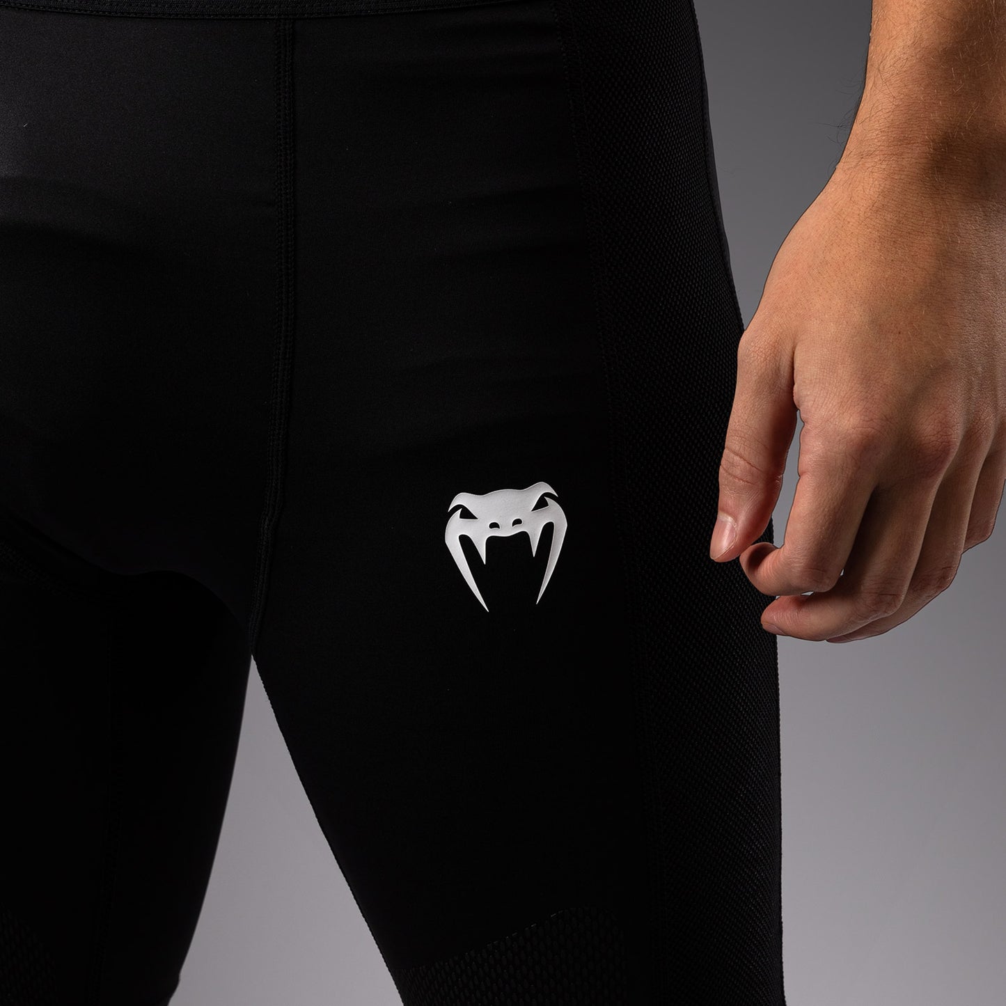 Venum Tactical XT ベイル・トゥード・ショーツ - ブラック／ファイヤーレッド
