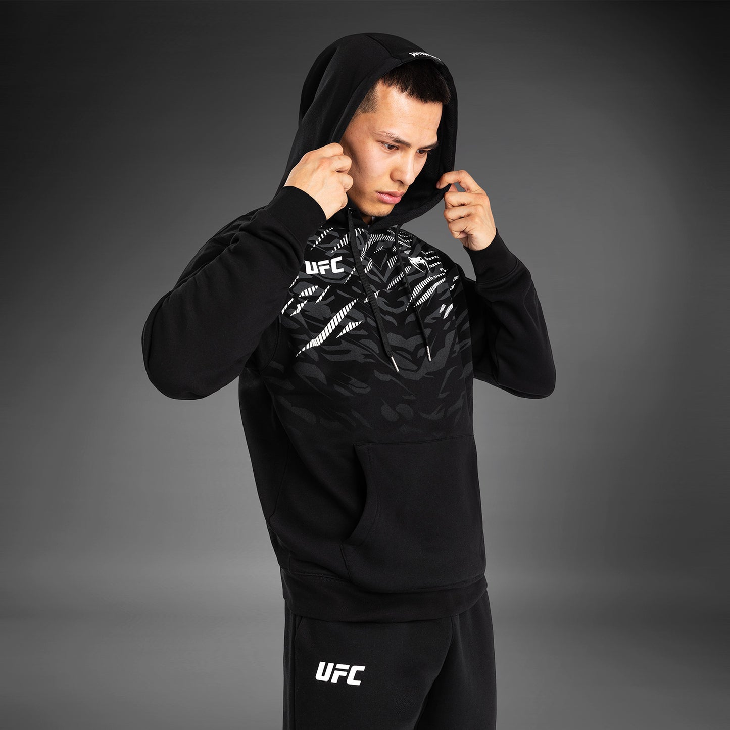 UFC Fusion by Venum Replica フード付きスウェットシャツ（男性用） - ブラック