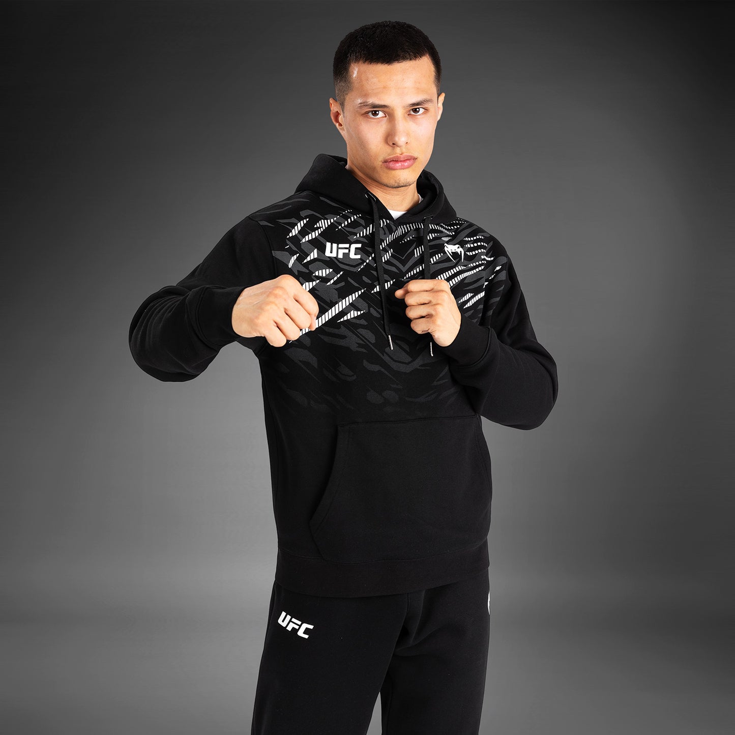 UFC Fusion by Venum Replica フード付きスウェットシャツ（男性用） - ブラック