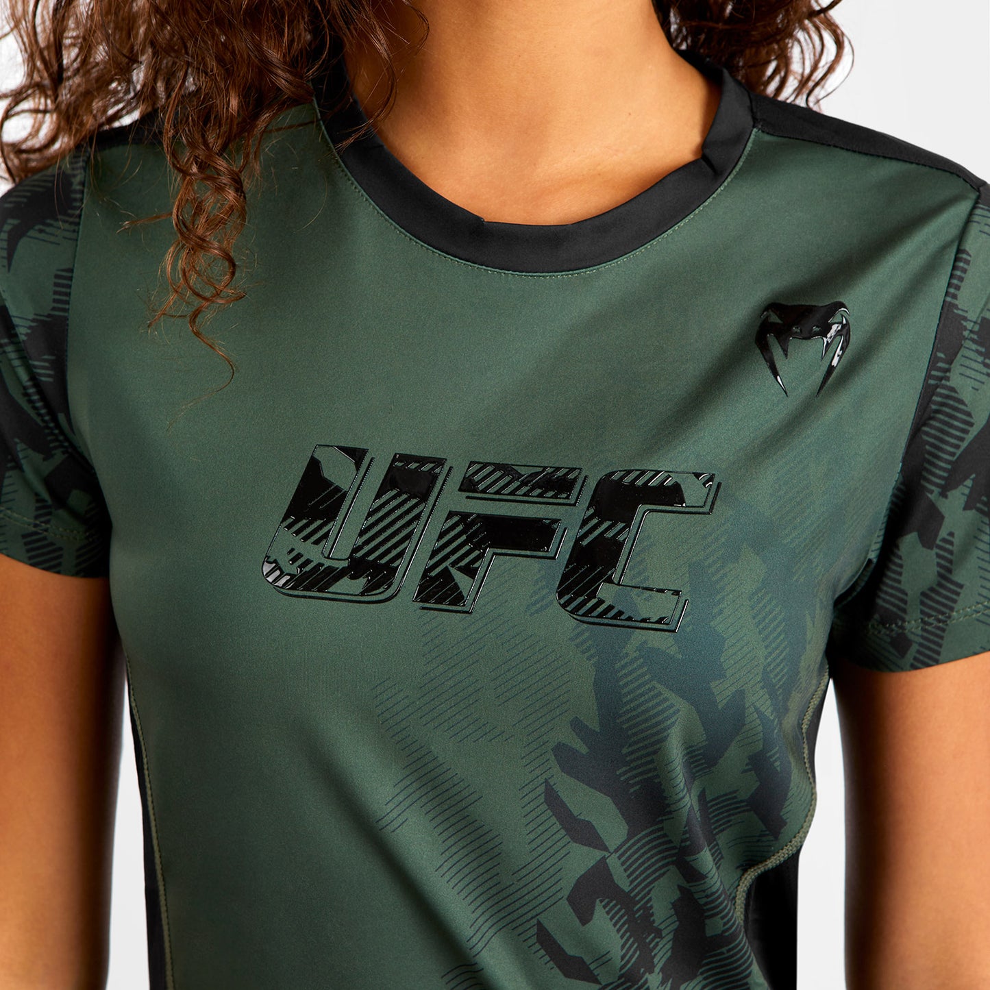 Venum UFC Authentic Fight Week ウィメンズ パフォーマンス 半袖Tシャツ – カーキ