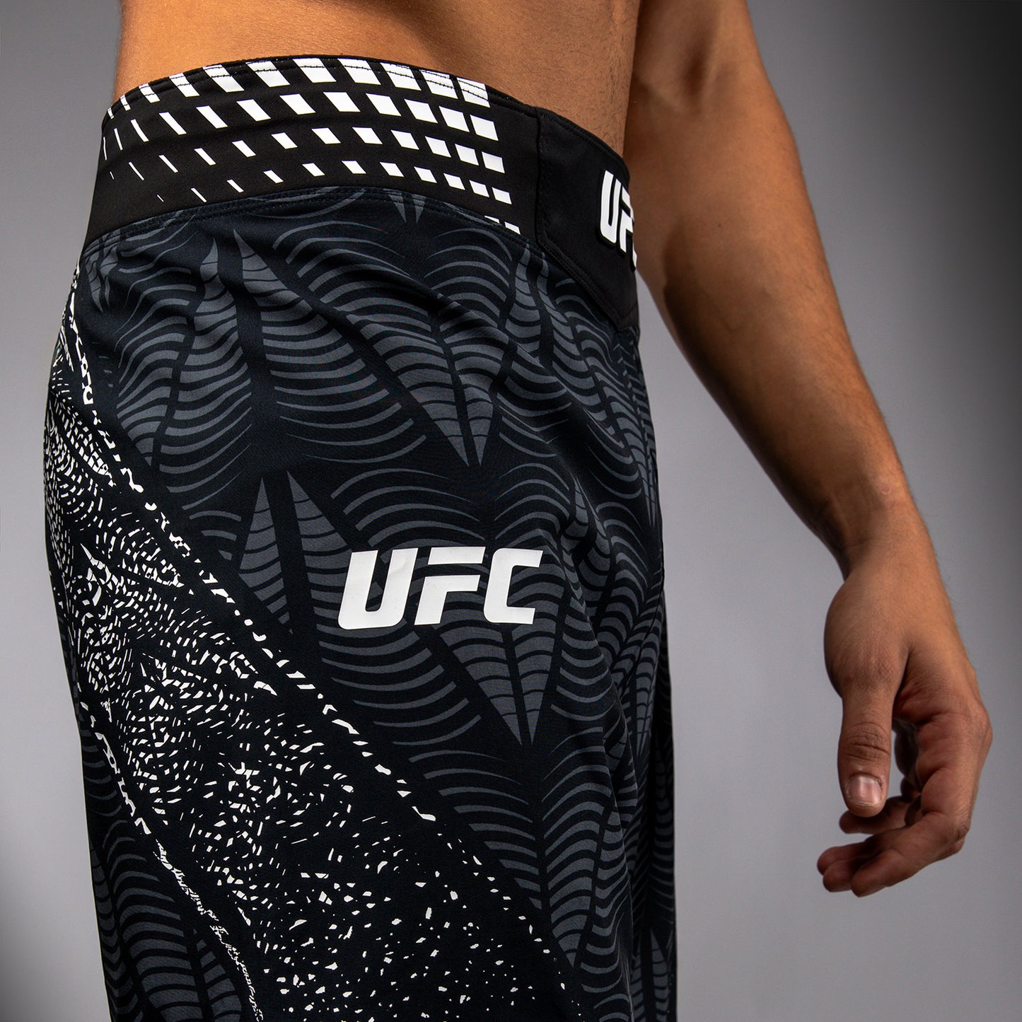 UFC Zenith by Venum Authentic Fight Night ロングフィットファイトショーツ メンズ - ブラック