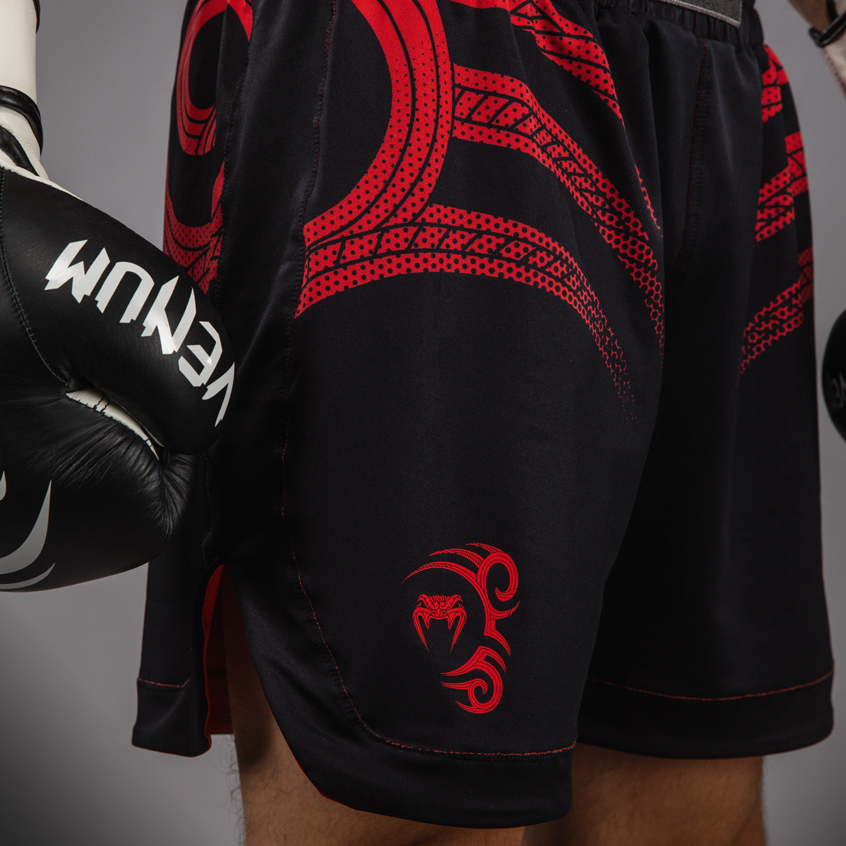 Venum x Mike Tyson Tiger ボクシングショーツ - ディープブラック/インテンスレッド