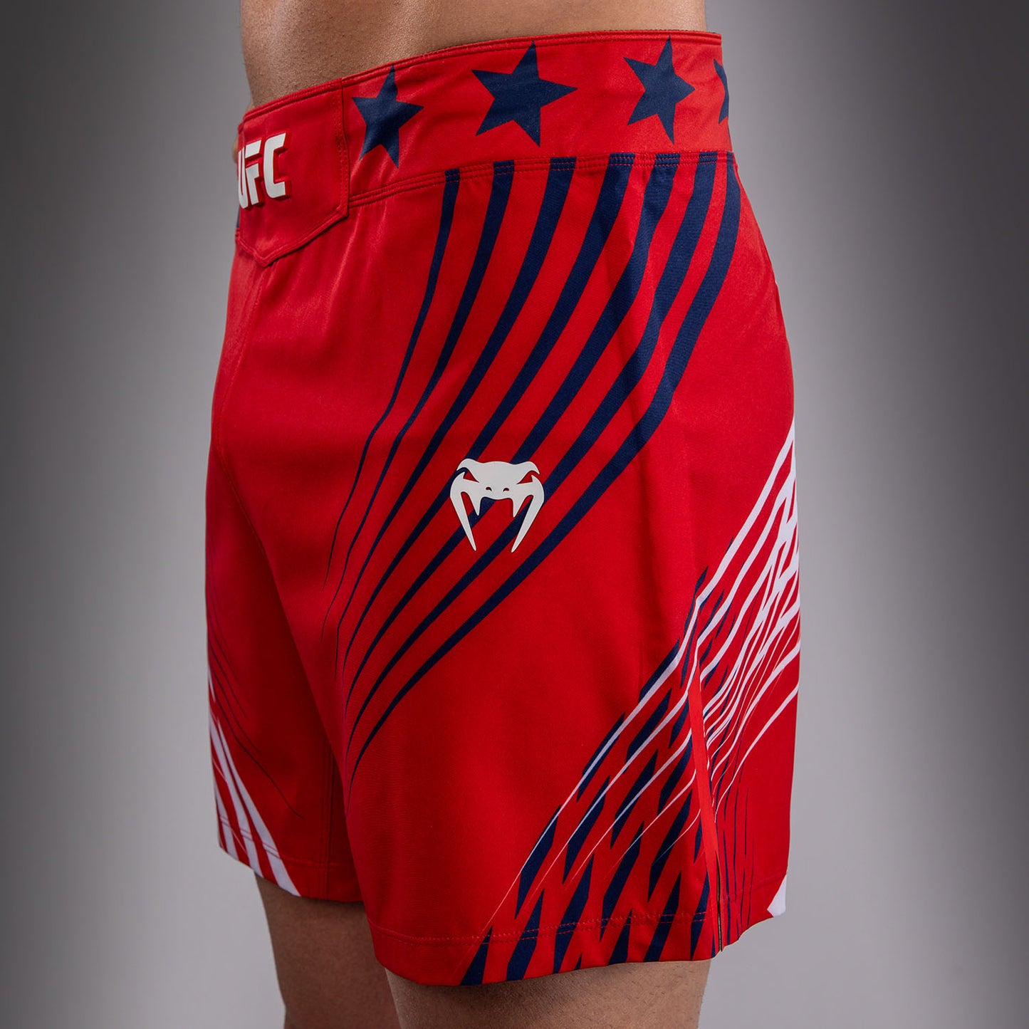 UFC Freedom 250 by Venum メンズ Custom Authentic Fight Night ファイトショーツ ショートフィット - レッド