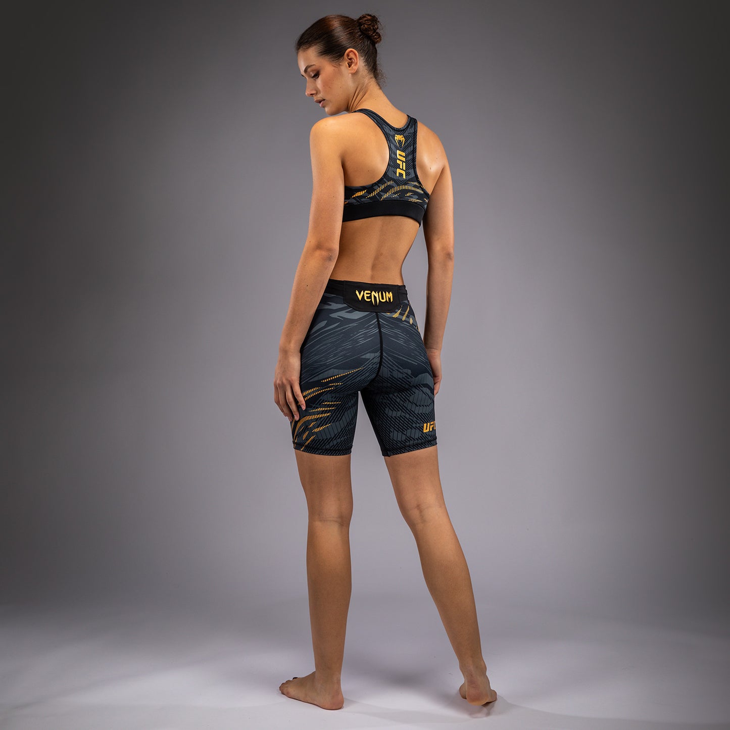 UFC Fusion by Venum Authentic Fight Night ヴァレトゥードショーツ（女性用、フィットラルゴ） - チャンピオン