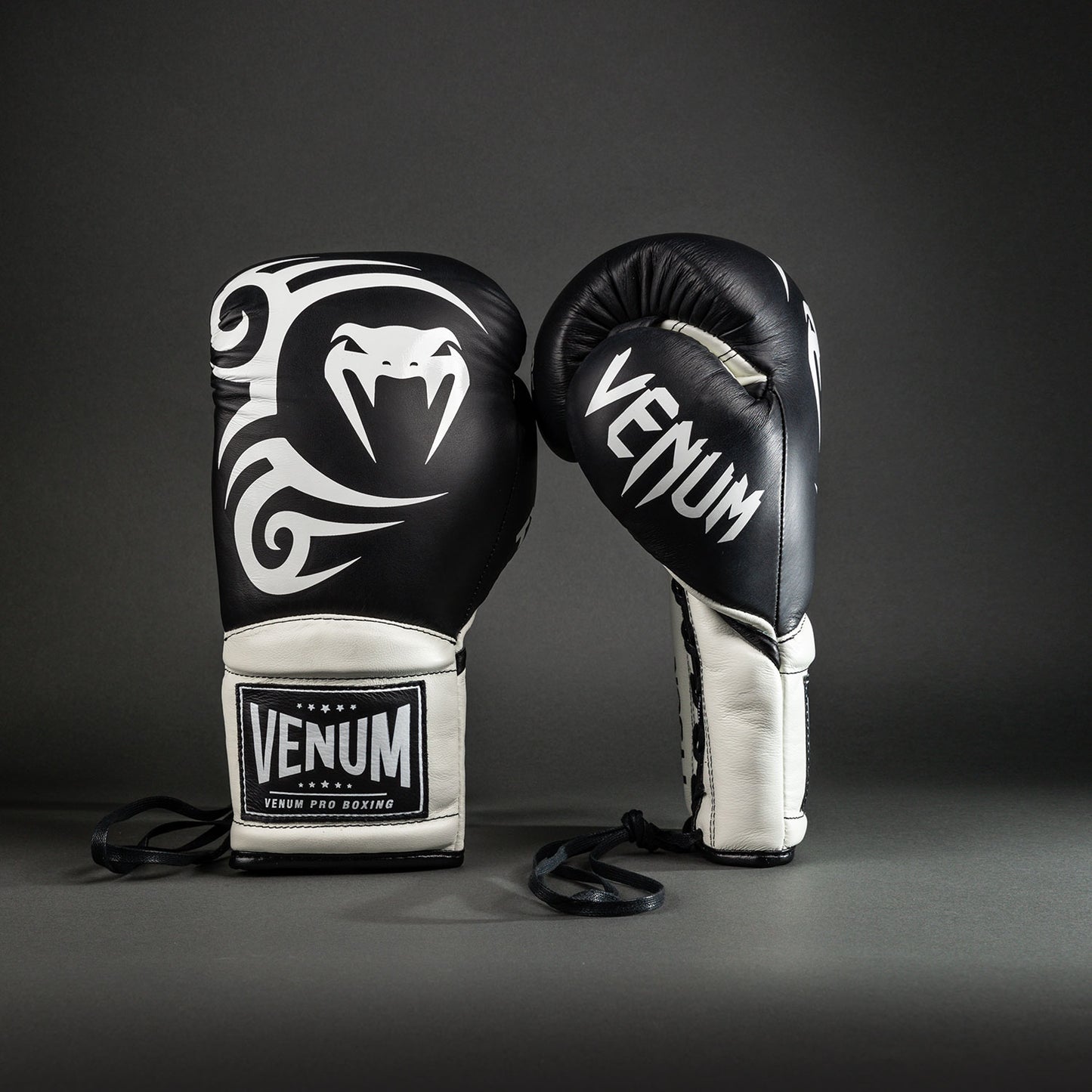 Venum Giant 2.0 Mike Tyson Pro ボクシンググローブ レース付き - ディープブラック/オプティカルホワイト