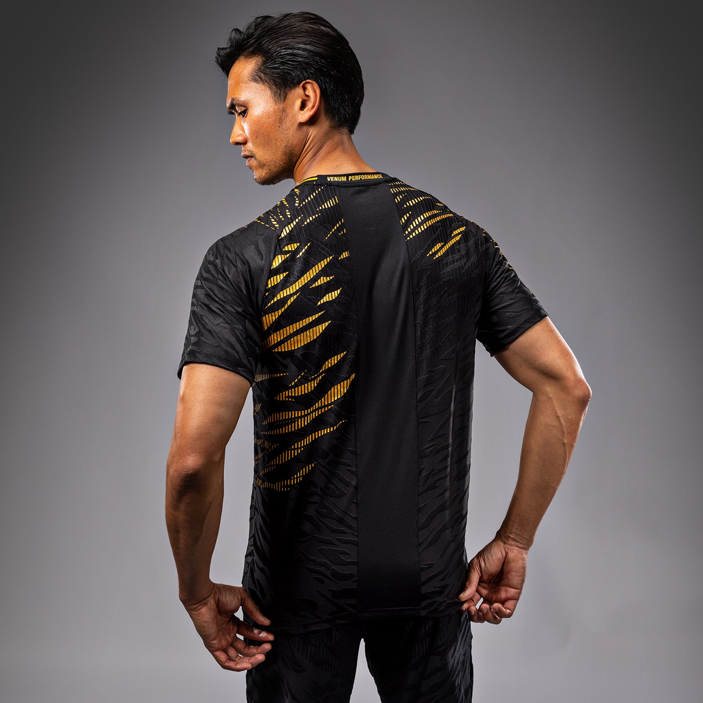 UFC Fusion by Venum Authentic Fight Night レースTシャツ（男性用） - チャンピオン