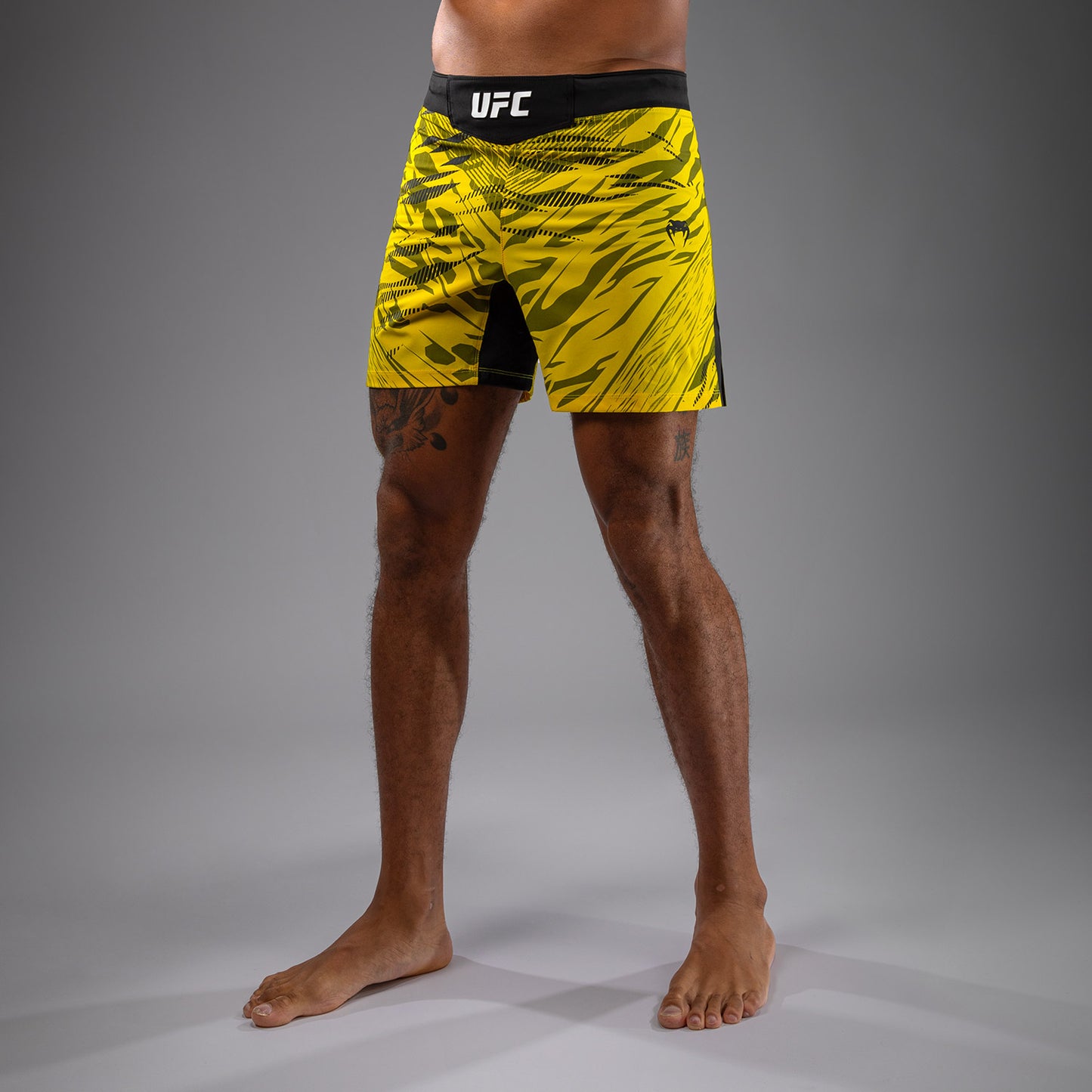 UFC Fusion by Venum Authentic Fight Night レスリングショーツ（男性用、フィットコルト） - イエロー