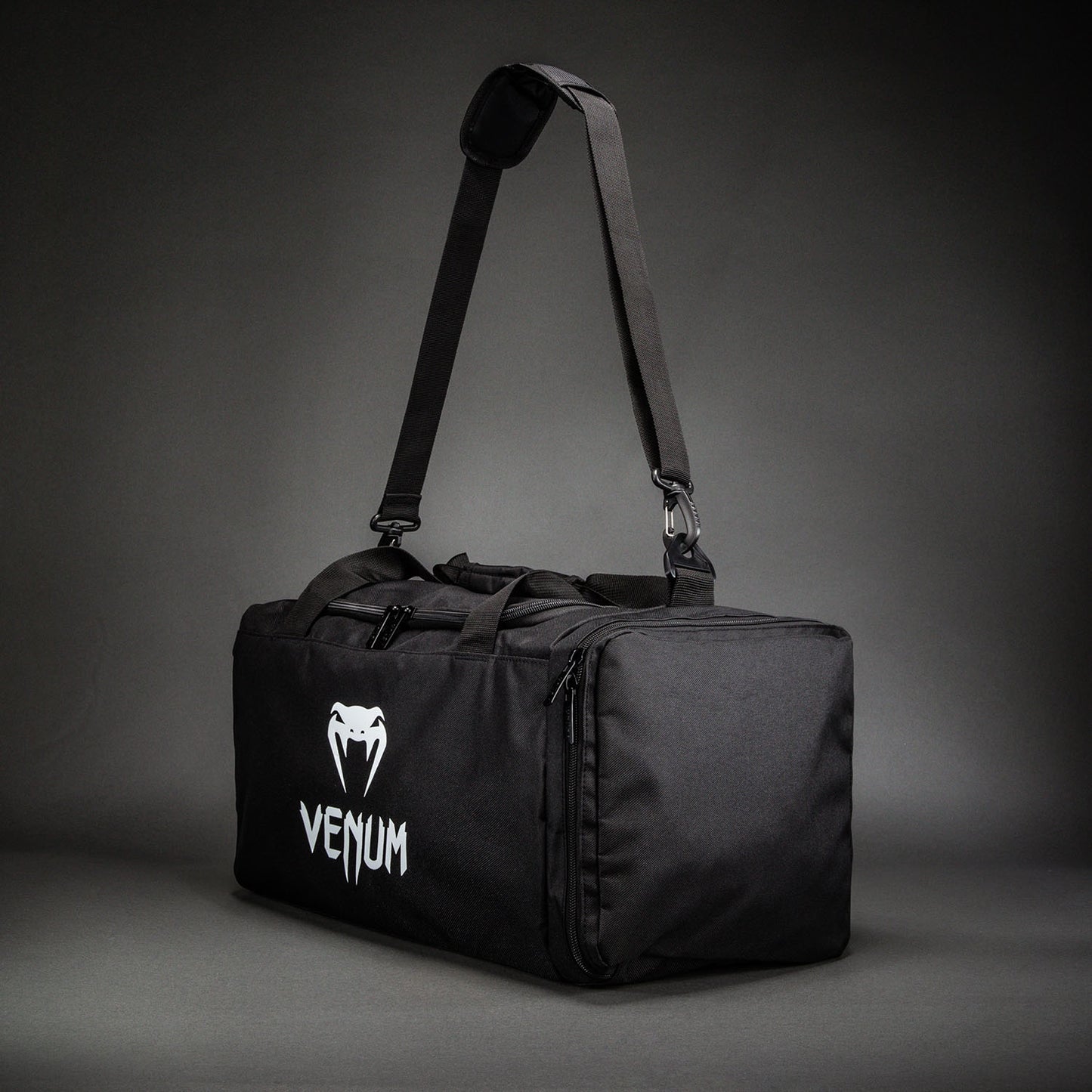 Venum Essential スポーツバッグ (26L) - ブラック