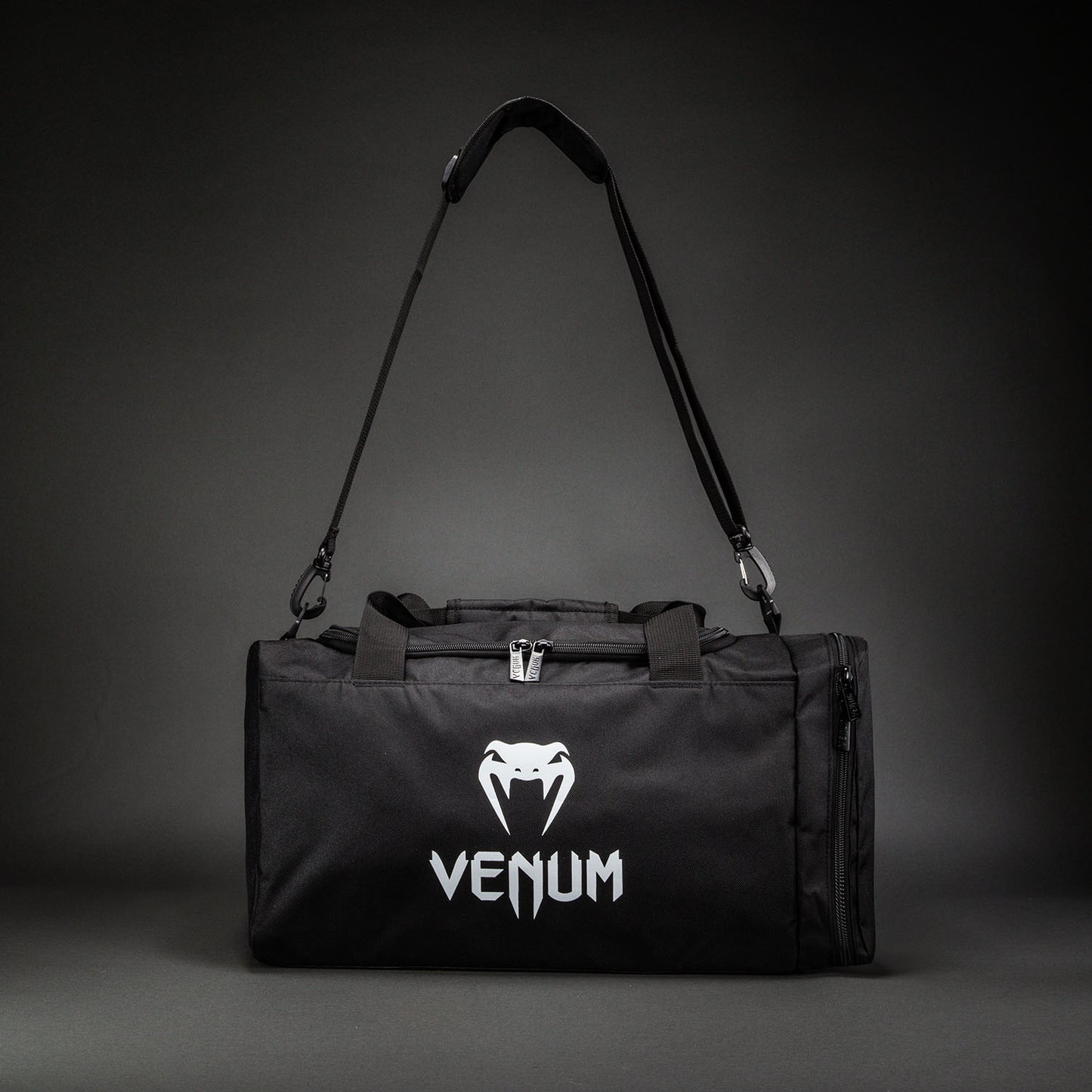 Venum Essential スポーツバッグ (26L) - ブラック
