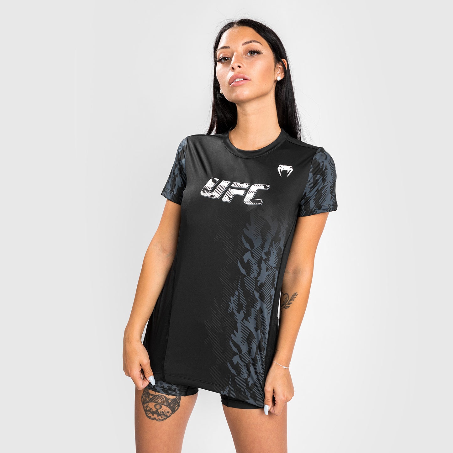 Venum UFC Authentic Fight Week ウィメンズ パフォーマンス 半袖Tシャツ – ブラック