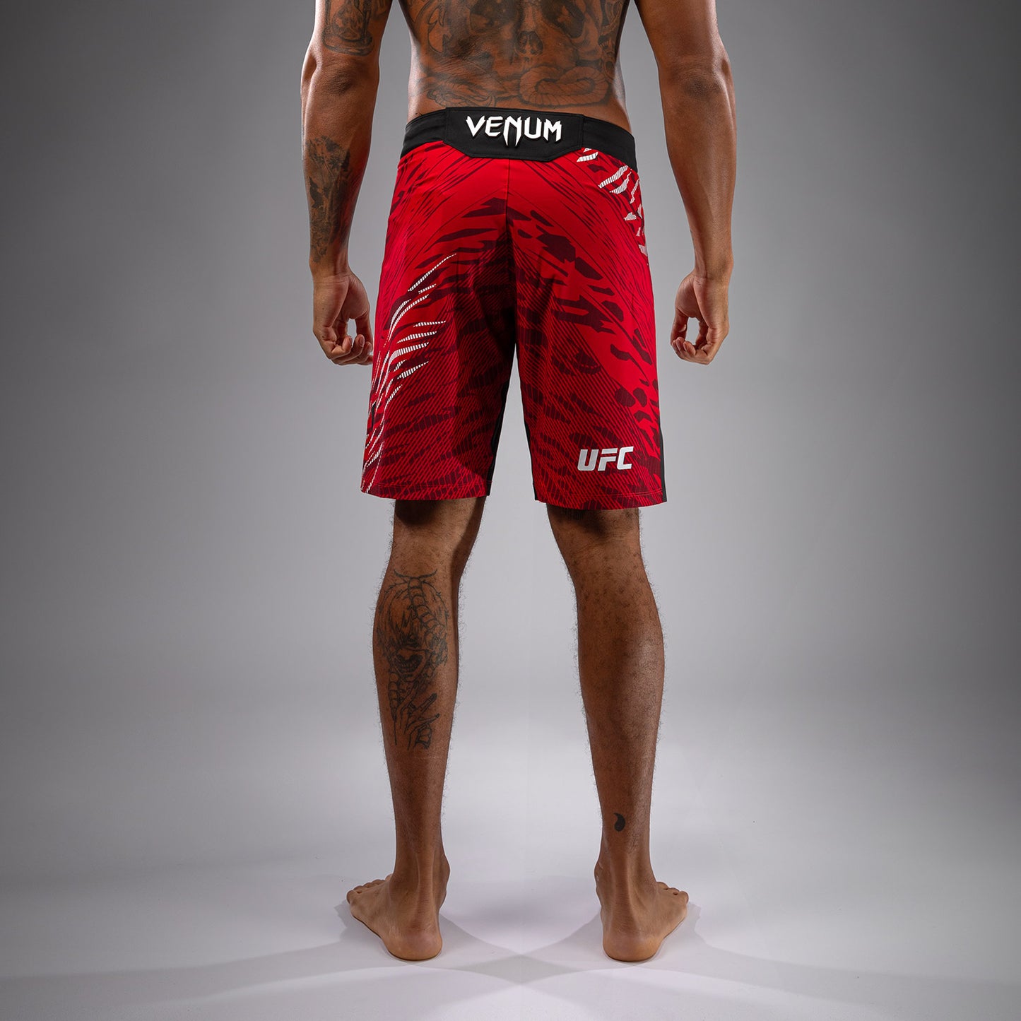 UFC Fusion by Venum Authentic Fight Night レスリングショーツ（男性用、フィットラルゴ） - レッド