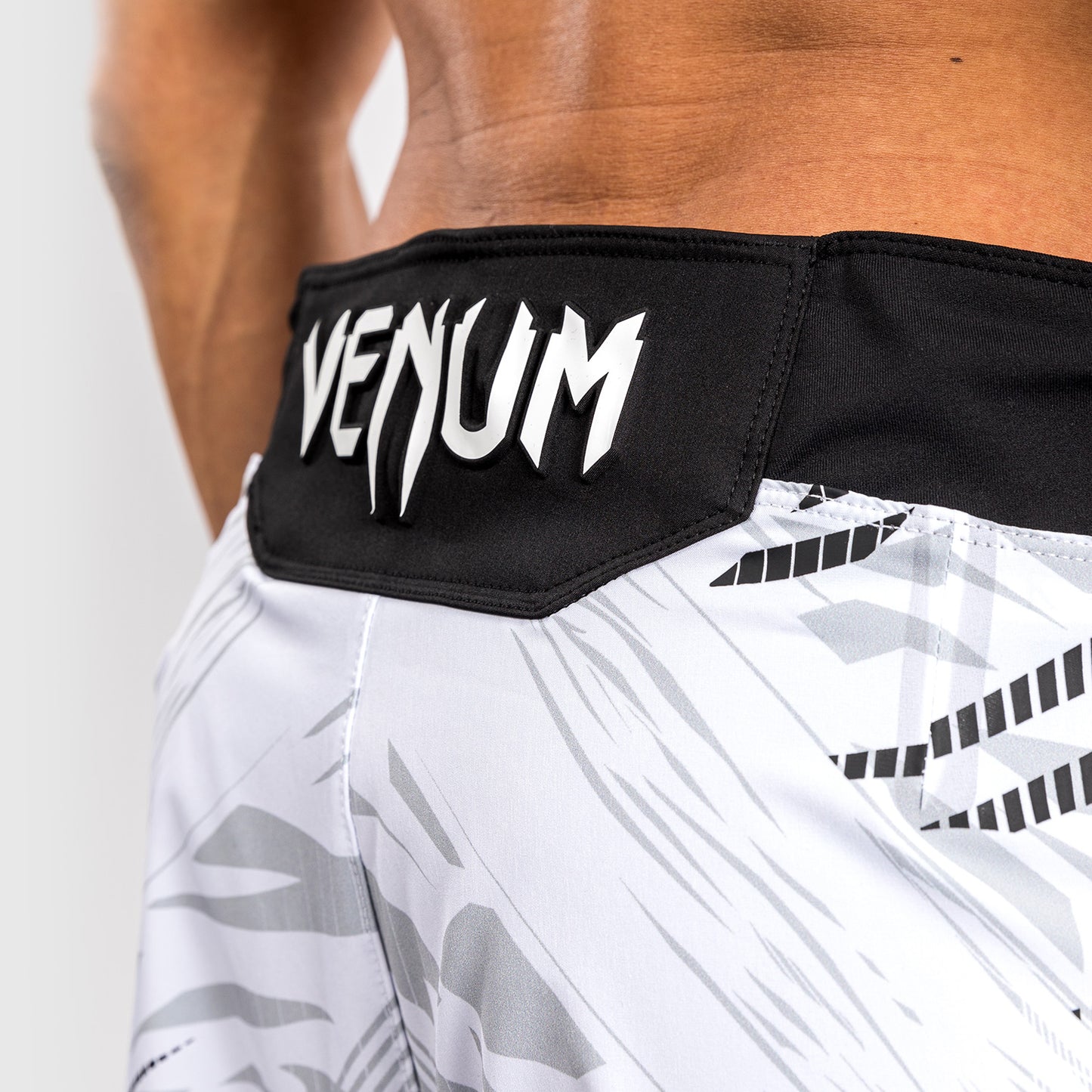 UFC Fusion by Venum Authentic Fight Night レスリングショーツ（男性用、フィットコルト） - ホワイト