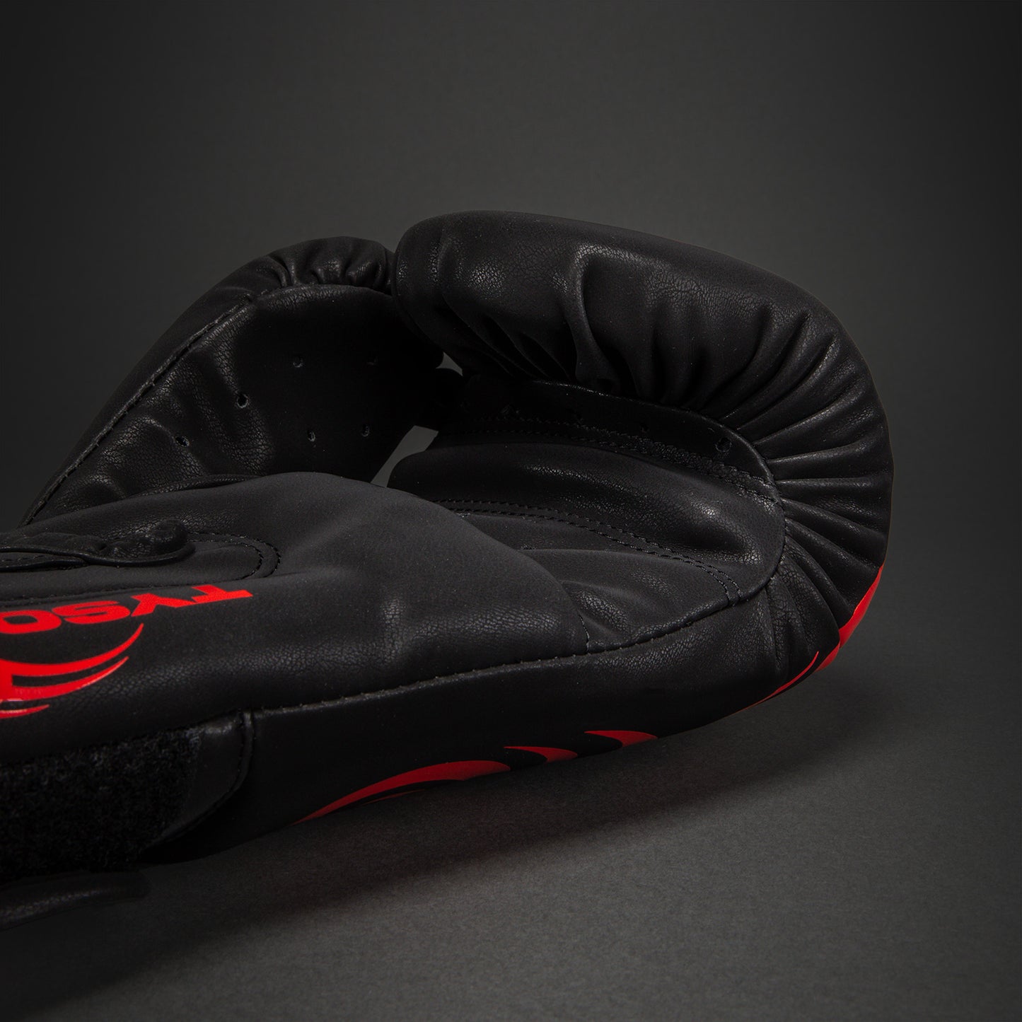 Venum Mike Tyson Replica ボクシンググローブ – ブラック/レッド