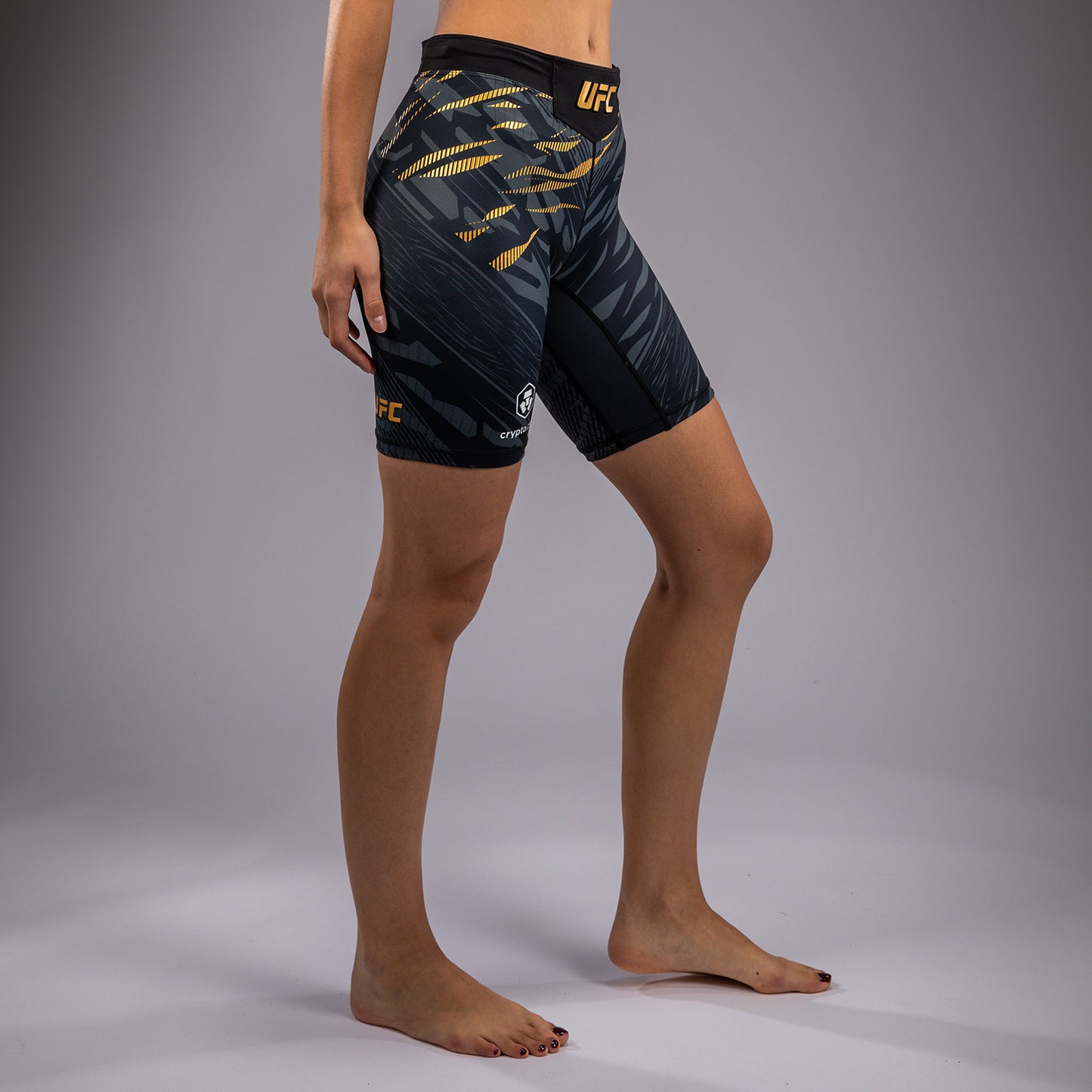 UFC Fusion by Venum Authentic Fight Night ヴァレトゥードショーツ（女性用、フィットラルゴ） - チャンピオン