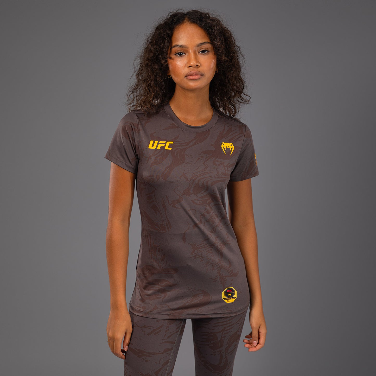 UFC Fusion by Venum Fight Week ドライテックTシャツ（女性用） - アーセンブラウン