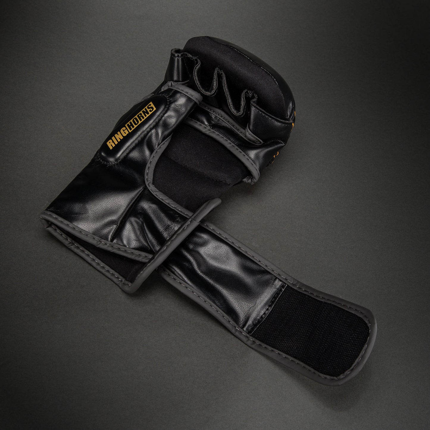 Ringhorns Charger by Venum MMA スパーリンググローブ – ブラック/ゴールド