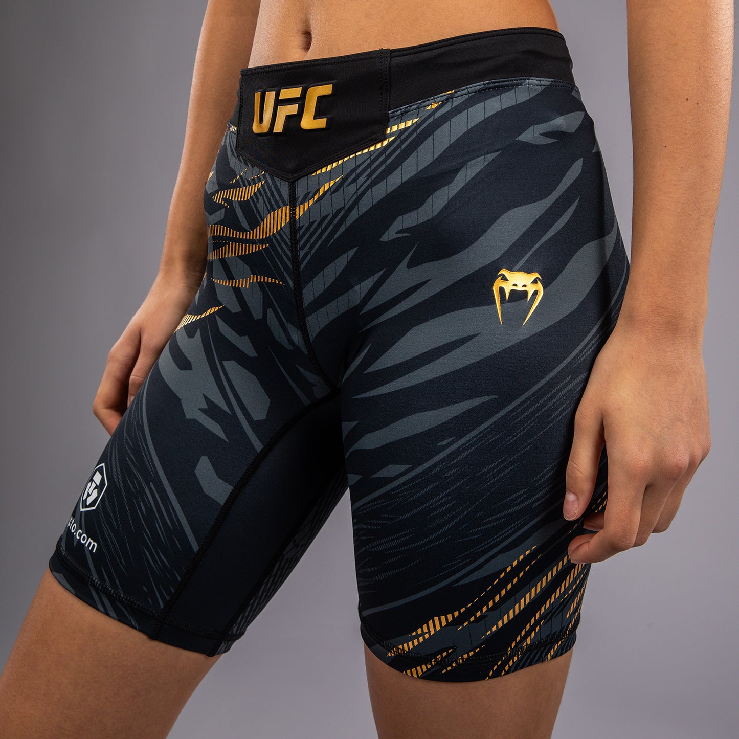 UFC Fusion by Venum Authentic Fight Night ヴァレトゥードショーツ（女性用、フィットラルゴ） - チャンピオン