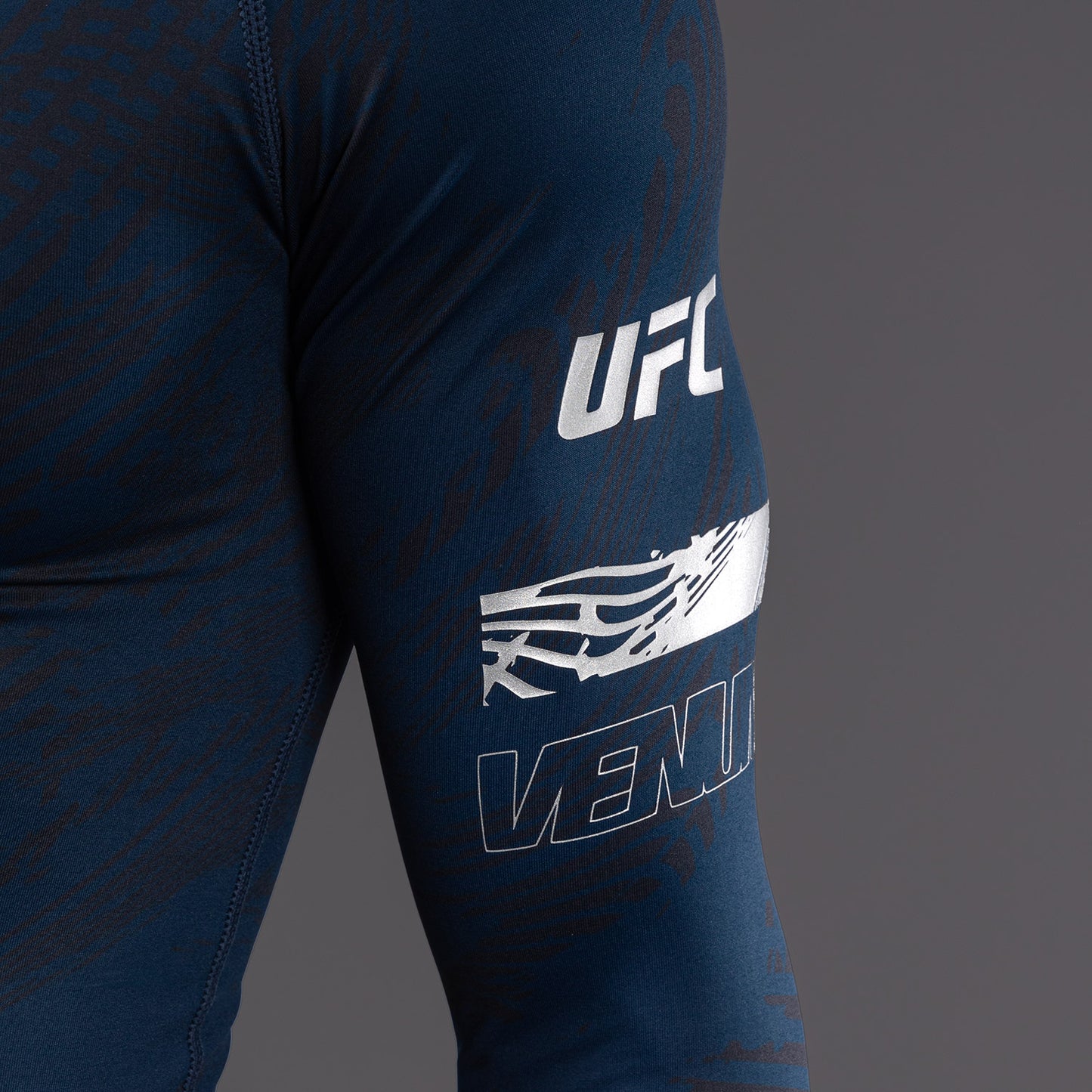 UFC Fusion by Venum Fight Week ロングスリーブラッシュガード（男性用） - オーシャニックブルー