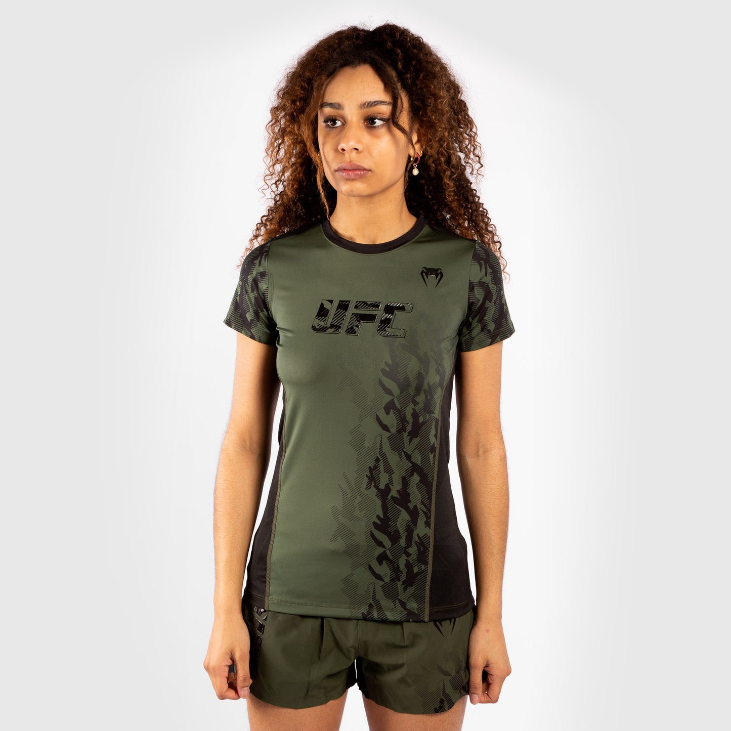 Venum UFC Authentic Fight Week ウィメンズ パフォーマンス 半袖Tシャツ – カーキ