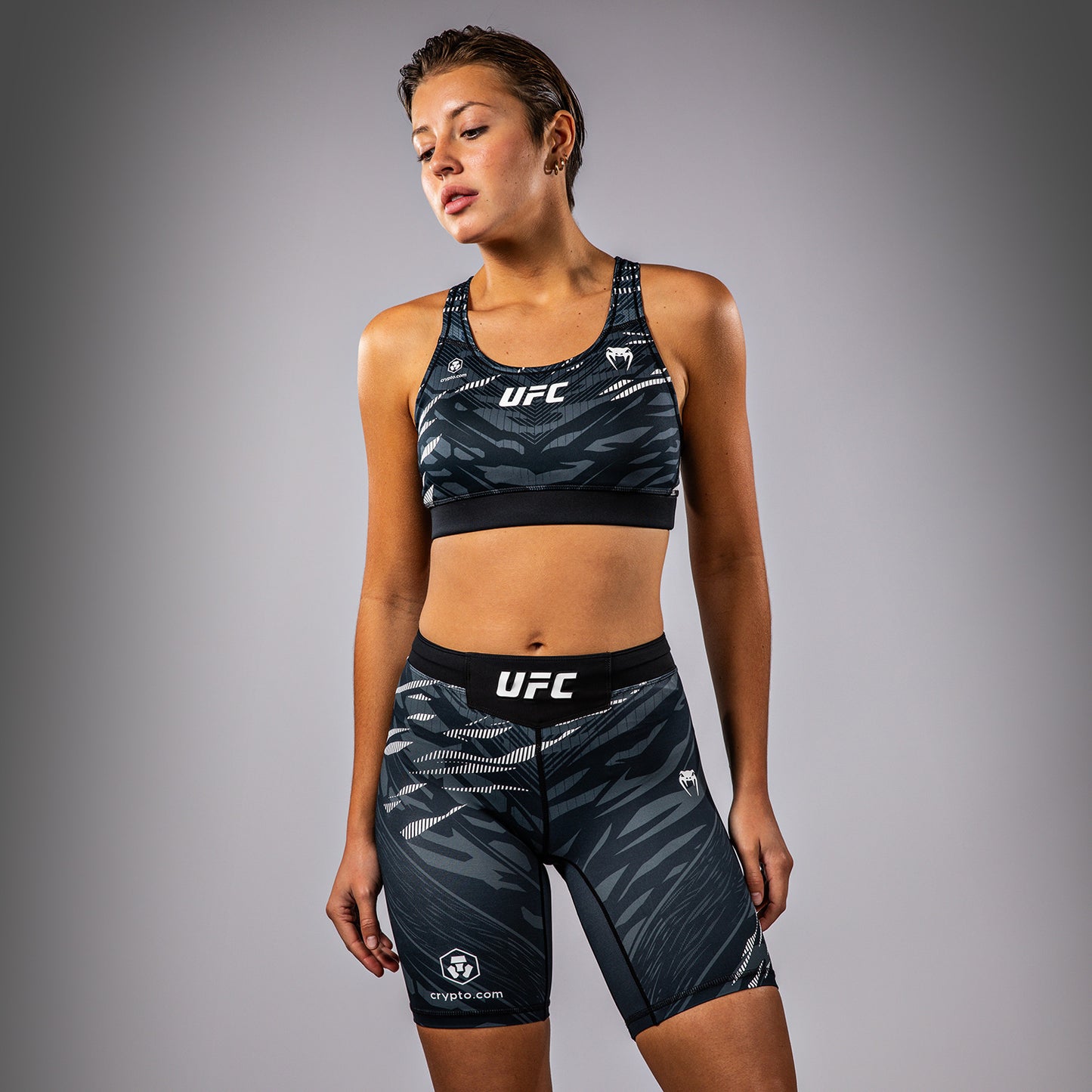 UFC Fusion by Venum Authentic Fight Night スポーツブラ（女性用） - ブラック