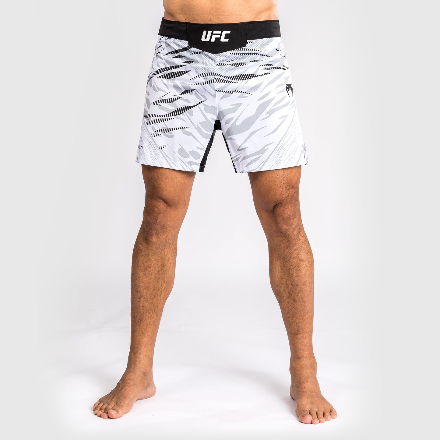 UFC Fusion by Venum Authentic Fight Night レスリングショーツ（男性用、フィットコルト） - ホワイト