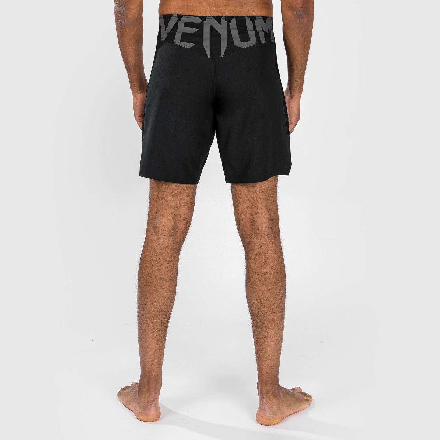 Venum Light 5.0 ファイトショーツ - ブラック／ホワイト