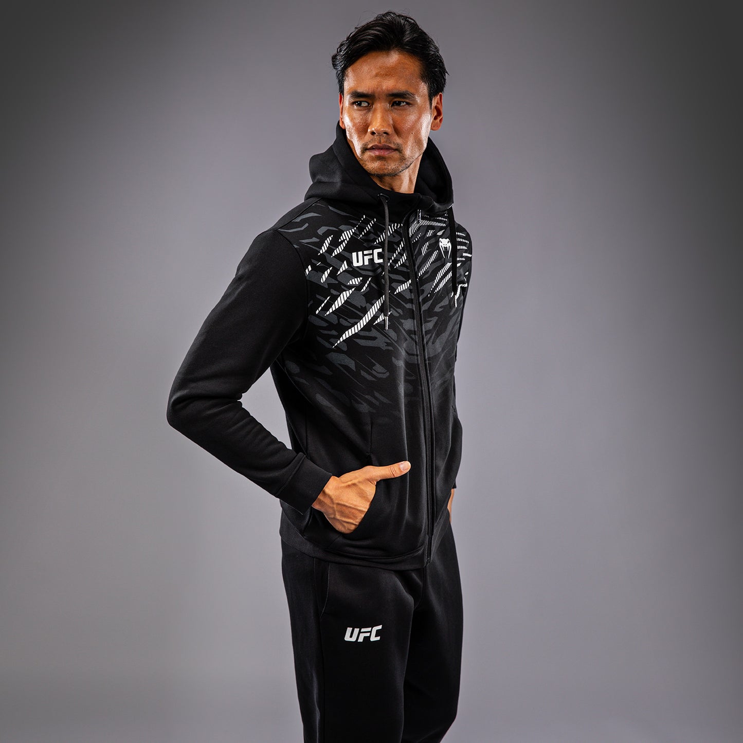UFC Fusion by Venum Replica ジップ付きスウェットシャツ（男性用） - ブラック